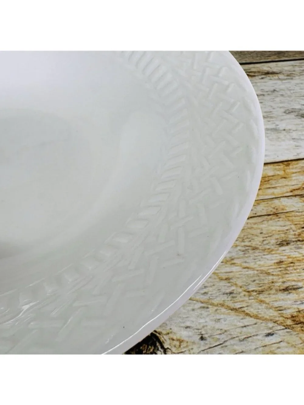 Livingquarters LIQ10 White Embossed Basketweave Lines 9
